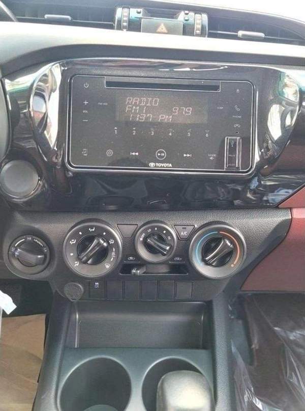 Toyota Hilux Toyota Hilux 2.7L Petrol Automatic Mid Option 2025