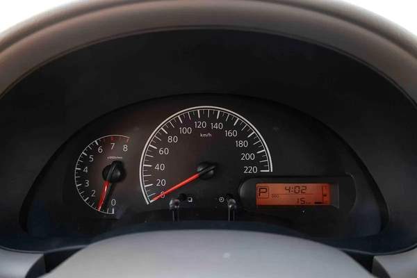 Nissan Sunny SV