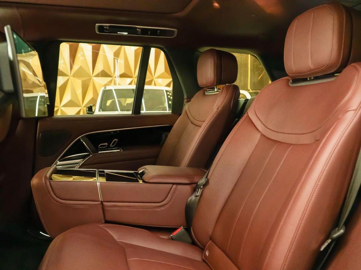 Land Rover Range Rover Autobiography P530 4.4L 2023 Range Rover Vogue Autobiography | Black Exterior | Maroon Interior | Lu-5-5