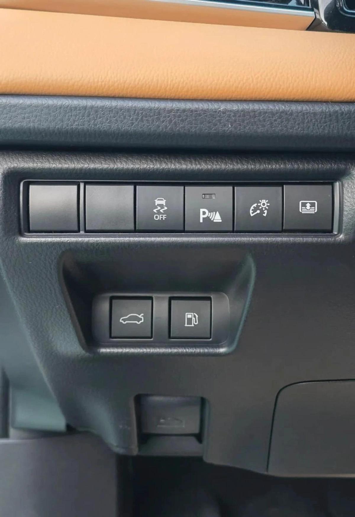 Toyota Camry E 2.5L-6-6