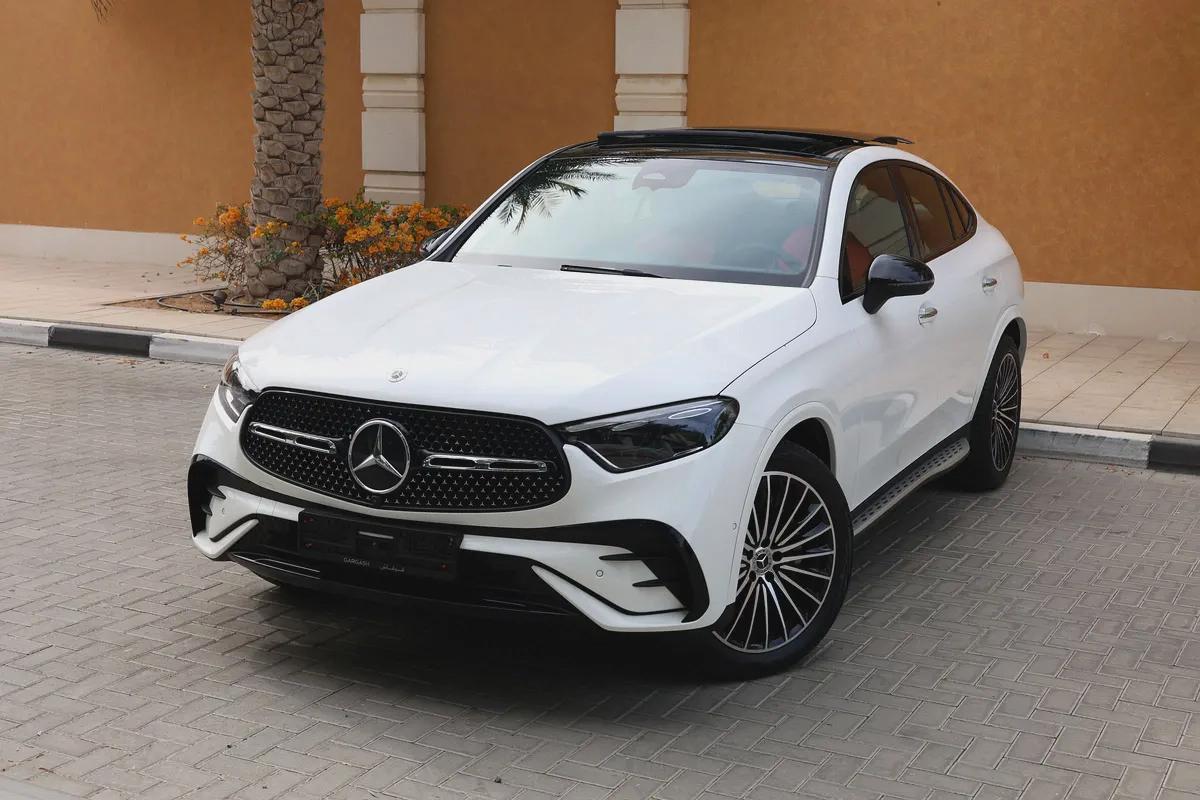 GLC300 4MATIC AMG - GCC SPECS - 340 KM ONLY - WARRANTY / SERVICE FROM GARGASH - ACCIDENT FREE --0-0