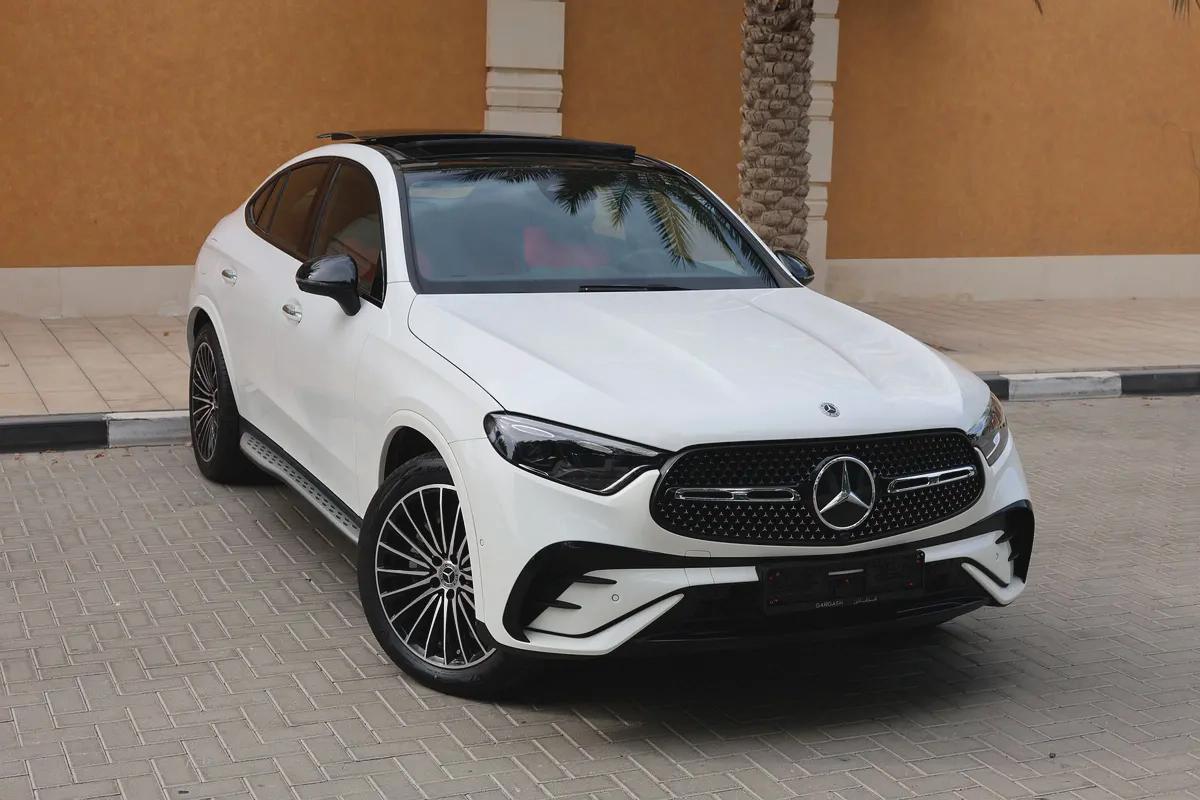 GLC300 4MATIC AMG - GCC SPECS - 340 KM ONLY - WARRANTY / SERVICE FROM GARGASH - ACCIDENT FREE --1-1