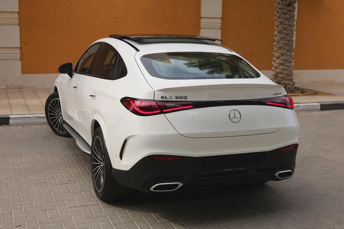GLC300 4MATIC AMG - GCC SPECS - 340 KM ONLY - WARRANTY / SERVICE FROM GARGASH - ACCIDENT FREE --4-4