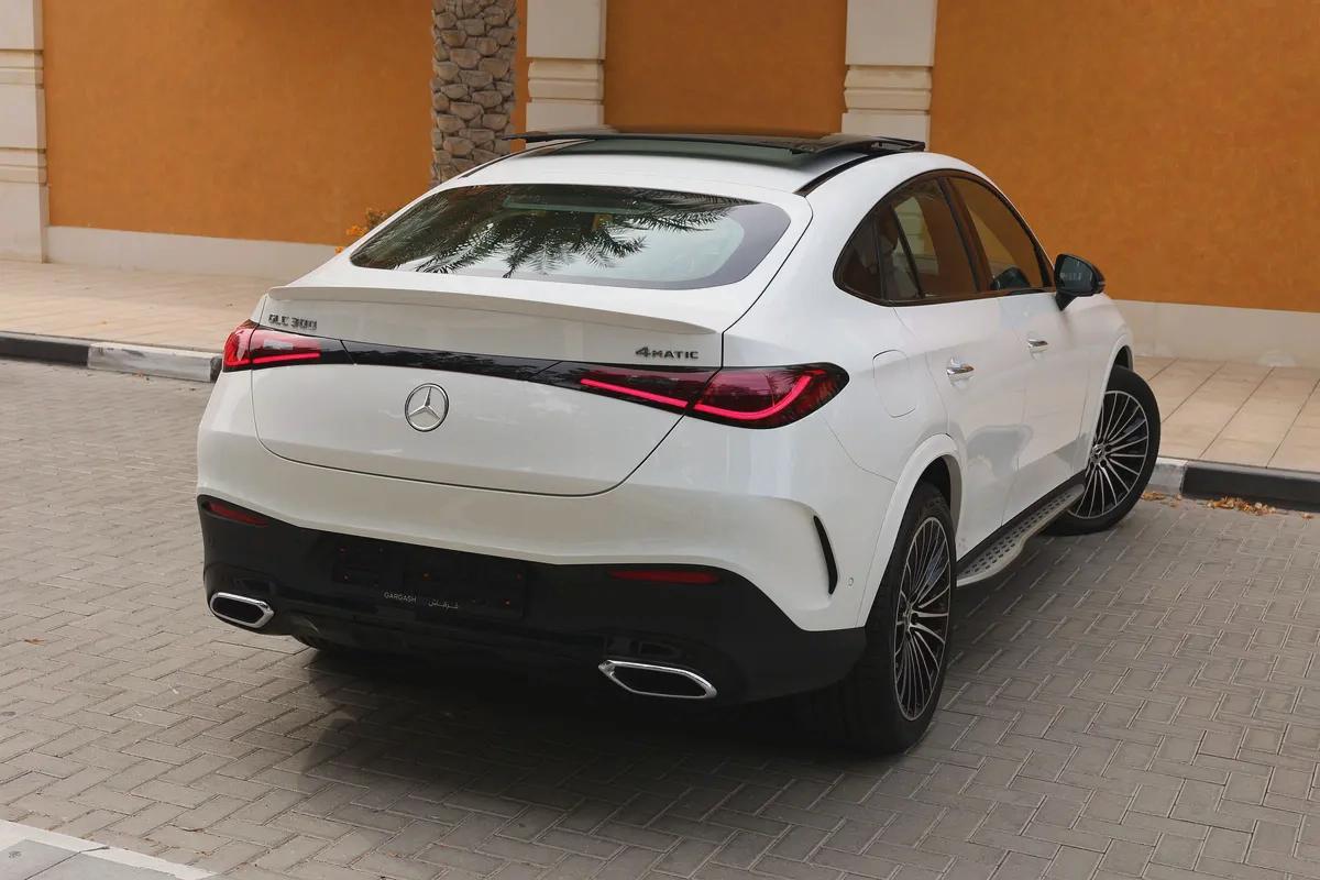 GLC300 4MATIC AMG - GCC SPECS - 340 KM ONLY - WARRANTY / SERVICE FROM GARGASH - ACCIDENT FREE --5-5