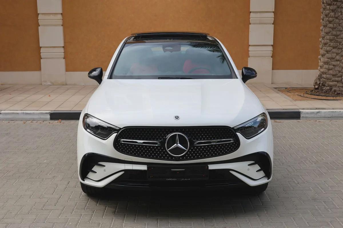 GLC300 4MATIC AMG - GCC SPECS - 340 KM ONLY - WARRANTY / SERVICE FROM GARGASH - ACCIDENT FREE --6-6
