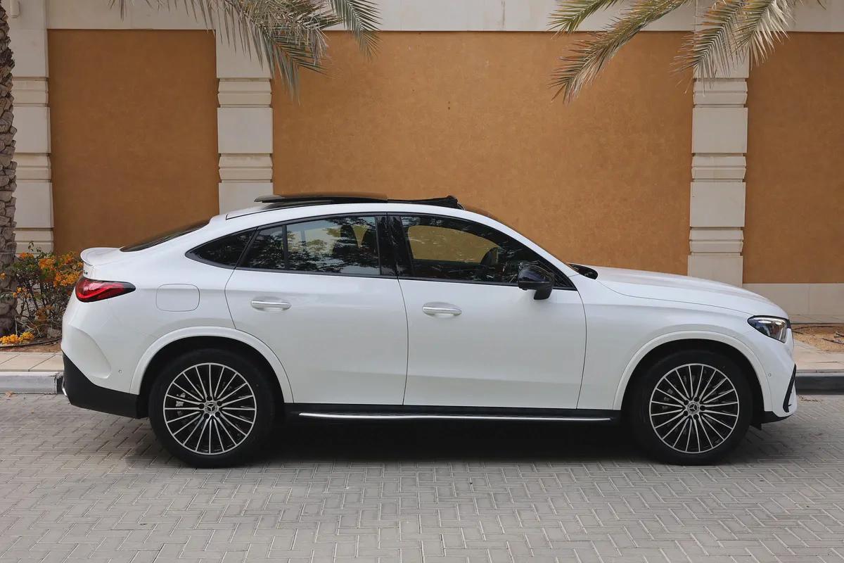 GLC300 4MATIC AMG - GCC SPECS - 340 KM ONLY - WARRANTY / SERVICE FROM GARGASH - ACCIDENT FREE --8-8