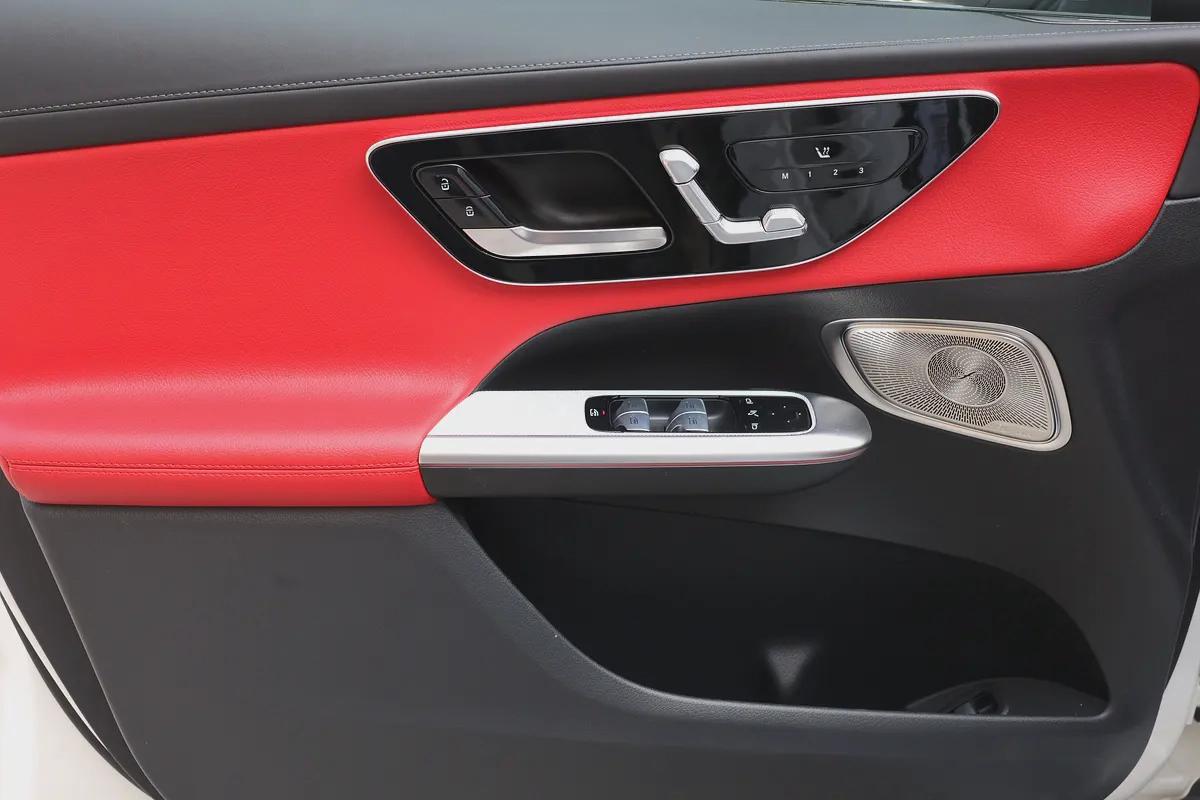 GLC300 4MATIC AMG - GCC SPECS - 340 KM ONLY - WARRANTY / SERVICE FROM GARGASH - ACCIDENT FREE --9-9