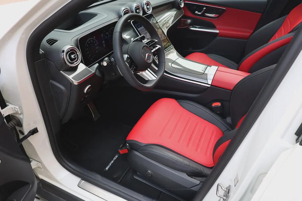 GLC300 4MATIC AMG - GCC SPECS - 340 KM ONLY - WARRANTY / SERVICE FROM GARGASH - ACCIDENT FREE --11-11