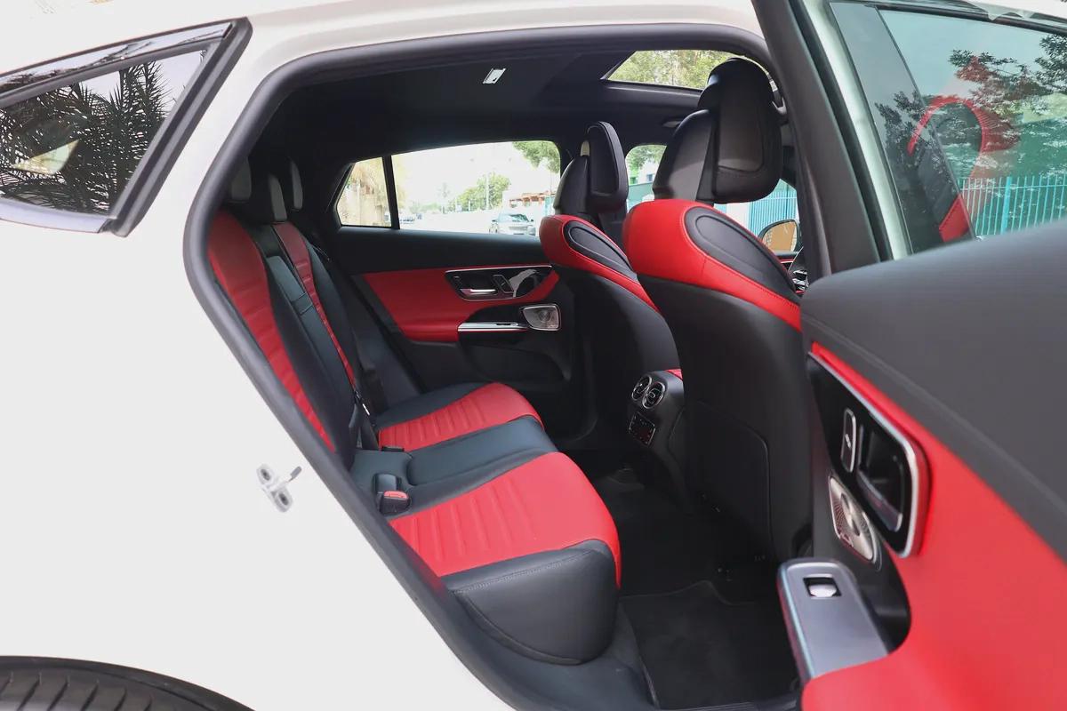 GLC300 4MATIC AMG - GCC SPECS - 340 KM ONLY - WARRANTY / SERVICE FROM GARGASH - ACCIDENT FREE --19-19