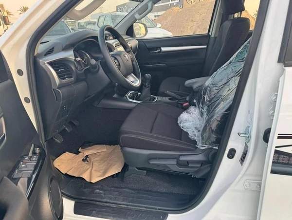 Toyota Hilux 2.4L 4X4 MANUAL DIGITAL AC 2025 MODEL GCC