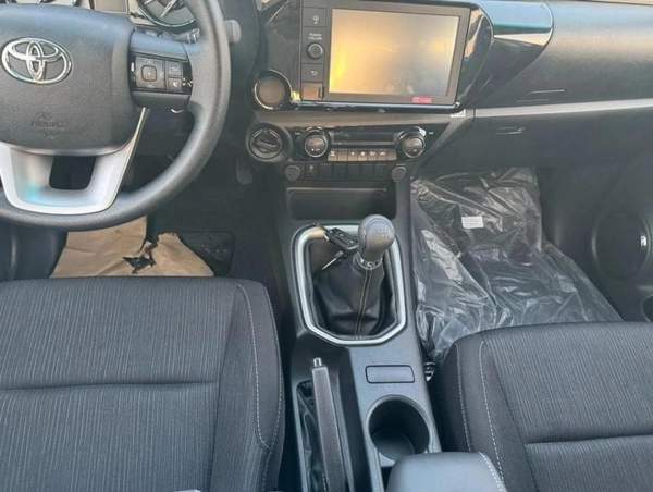 Toyota Hilux 2.4L 4X4 MANUAL DIGITAL AC 2025 MODEL GCC