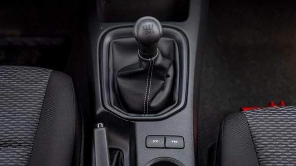 Toyota Hilux 2.4L MED OPTION DIESEL 2024
