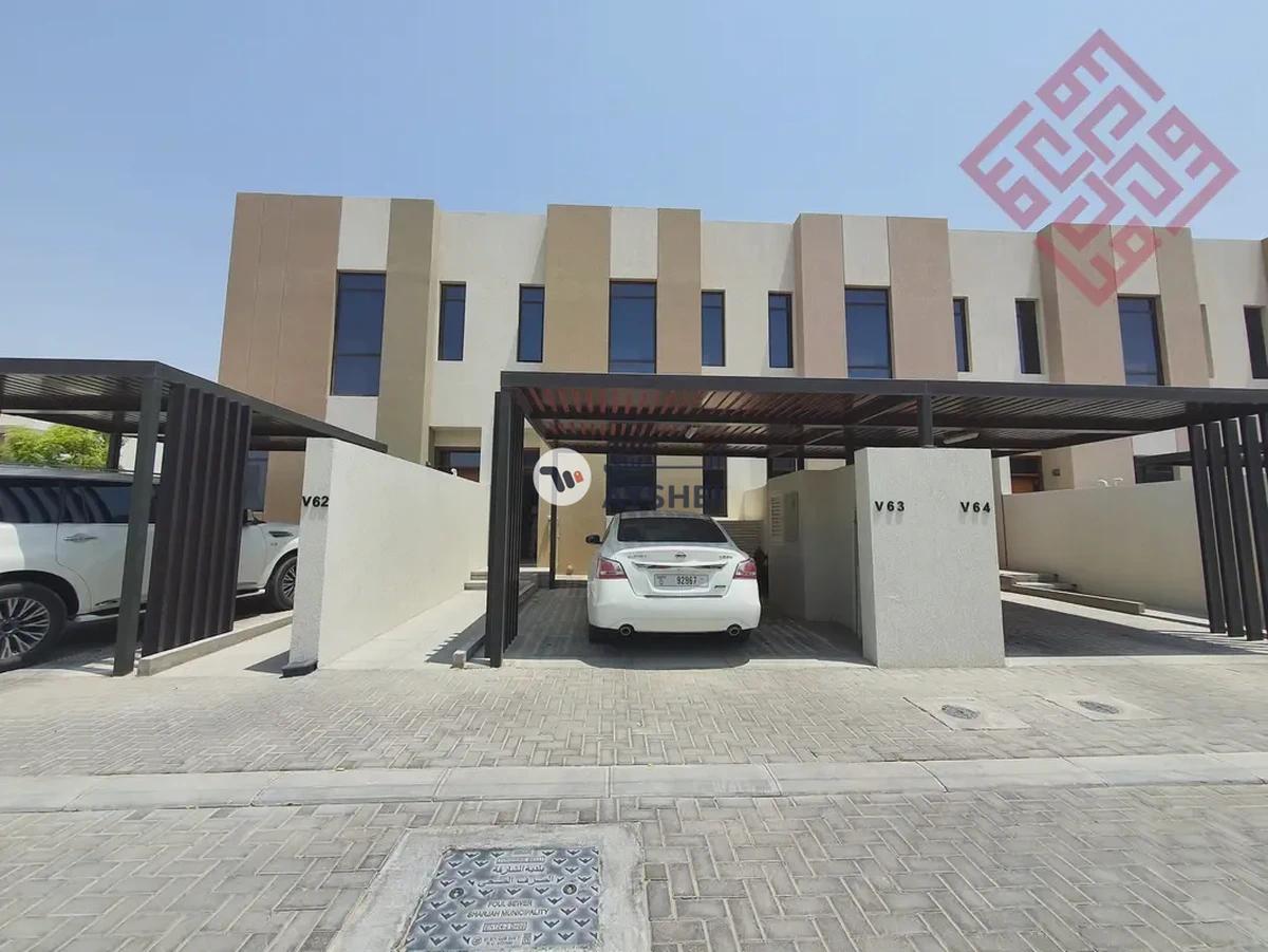 Middle Unit |Lavish Townhouse in Excellent Community-0-0