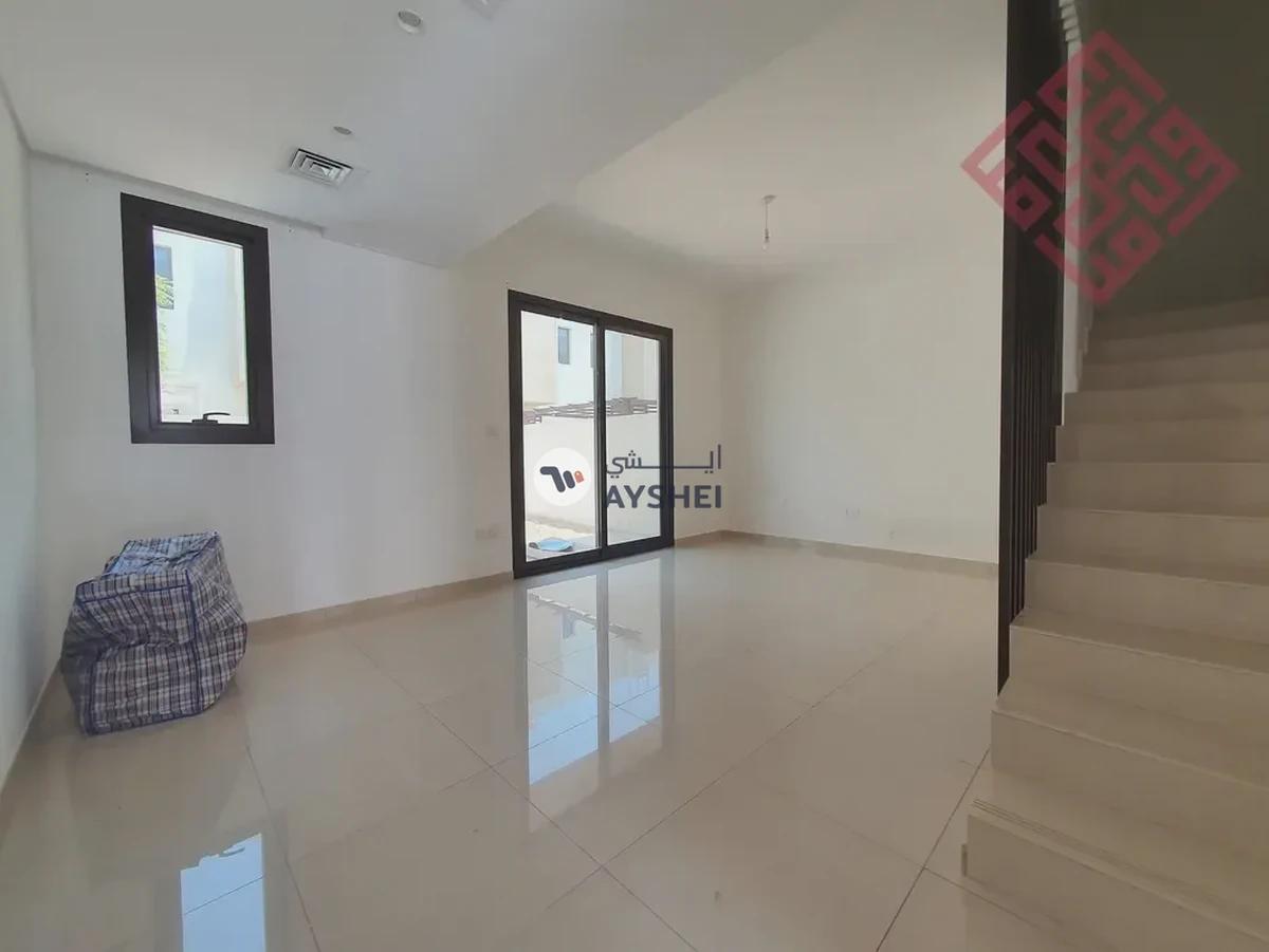Middle Unit |Lavish Townhouse in Excellent Community-2-2