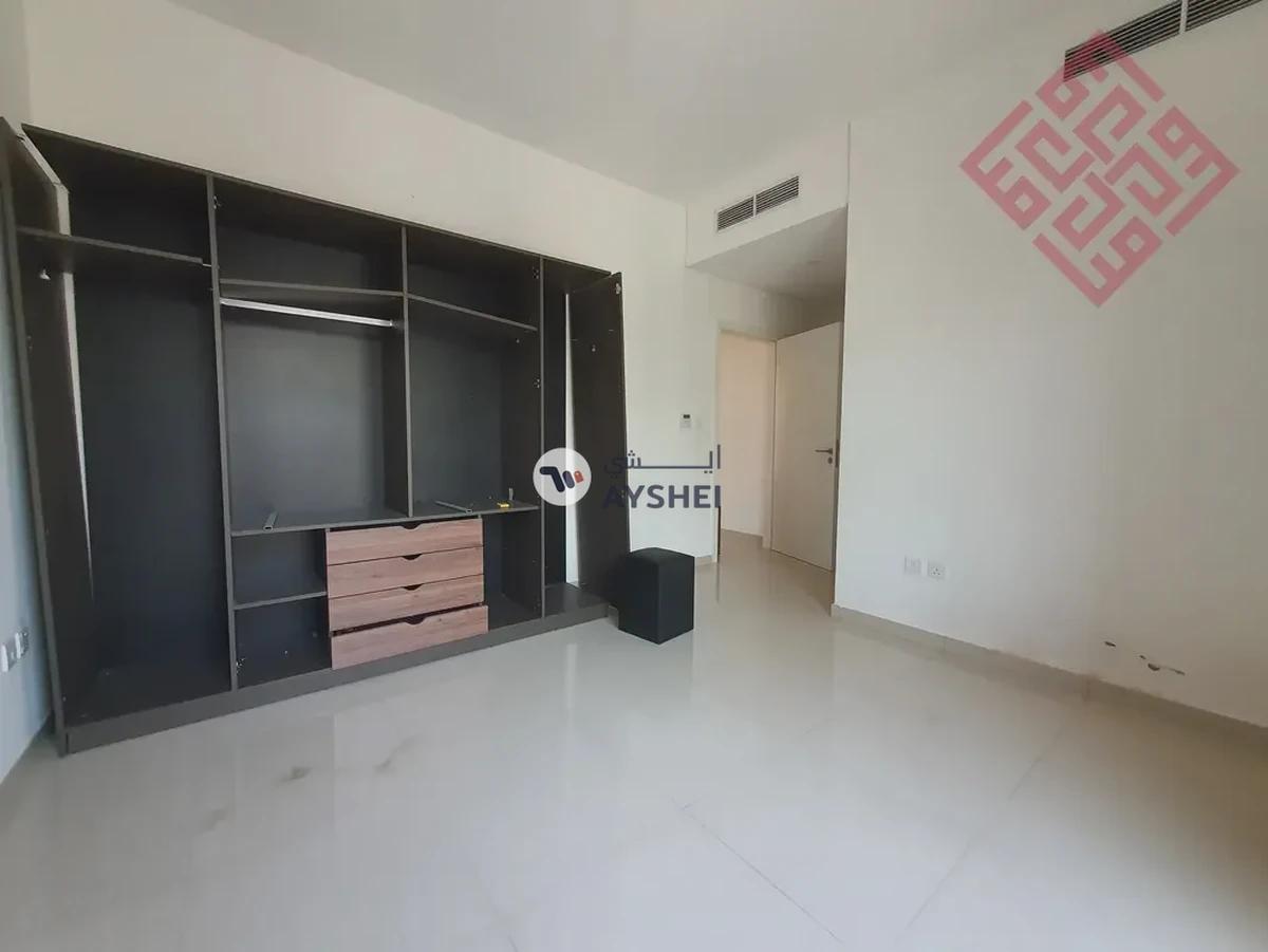 Middle Unit |Lavish Townhouse in Excellent Community-6-6