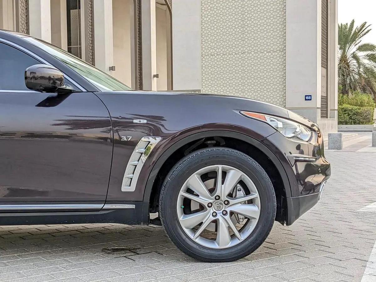 Infiniti QX70 Luxury-9-9