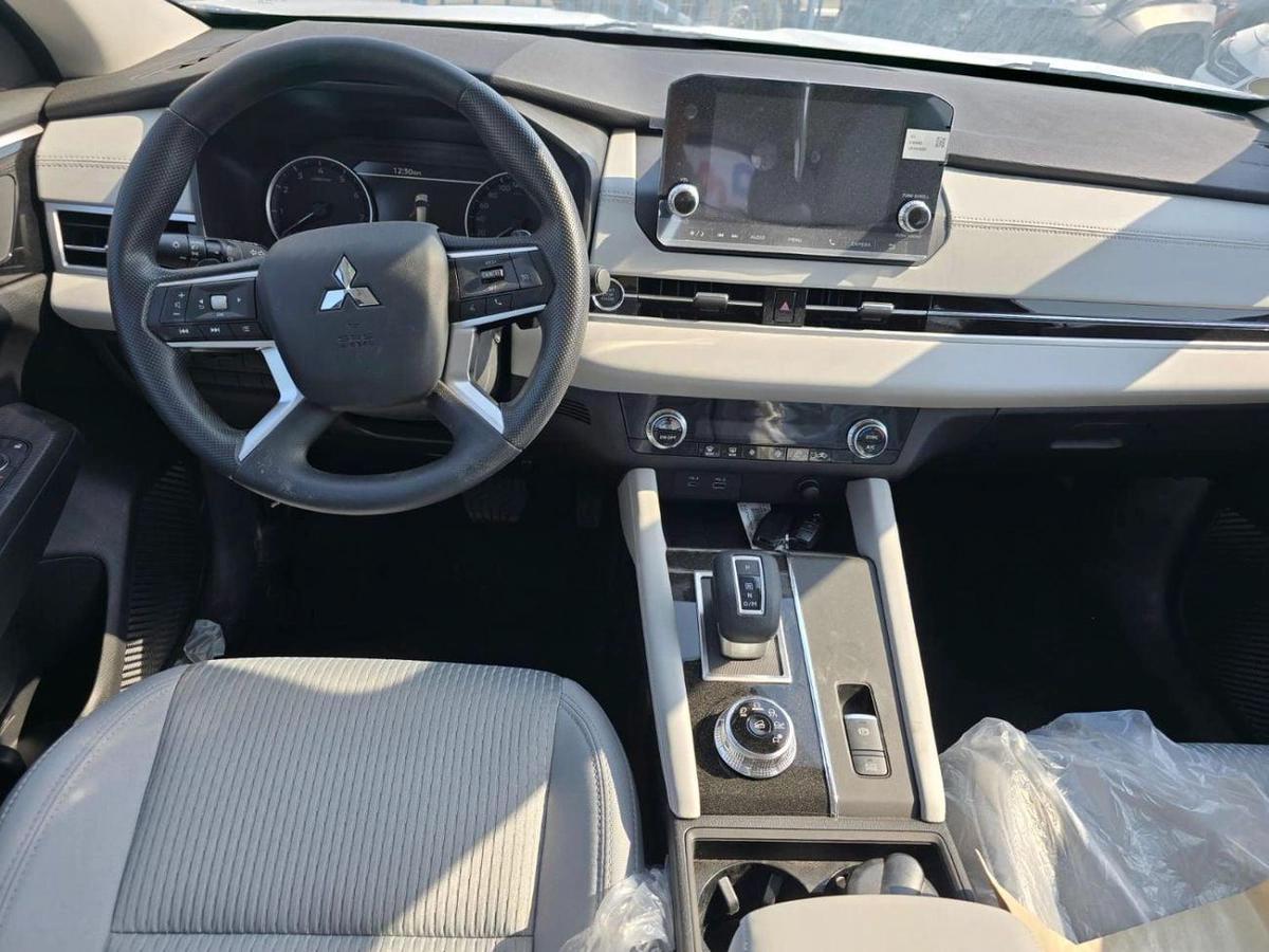 Mitsubishi Outlander MITSUBISHI OUTLANDER M-LINE-10-10