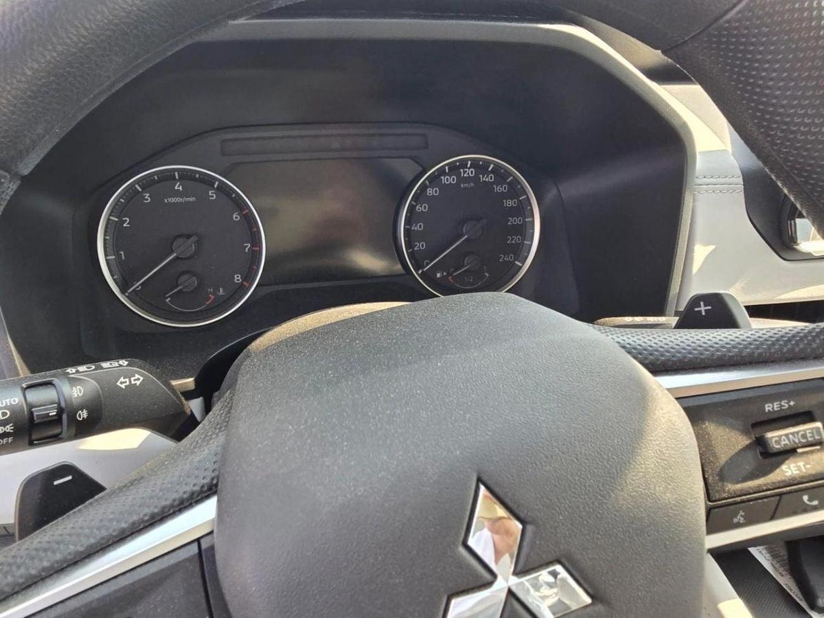 Mitsubishi Outlander MITSUBISHI OUTLANDER M-LINE-15-15