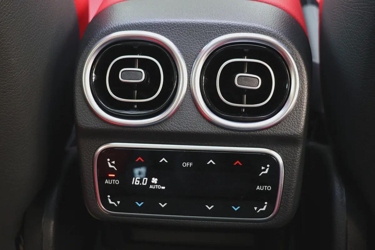 Mercedes C200 -Premium Plus 2024-12,000KM-GCC SPECS-UNDER WARRANTY-SERVICE CONTRACT-18-18