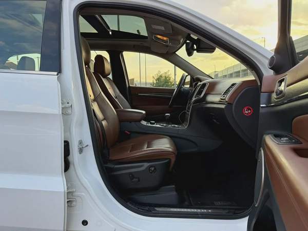 Jeep Grand Cherokee, 2015 GCC specs, full option, no accidents.