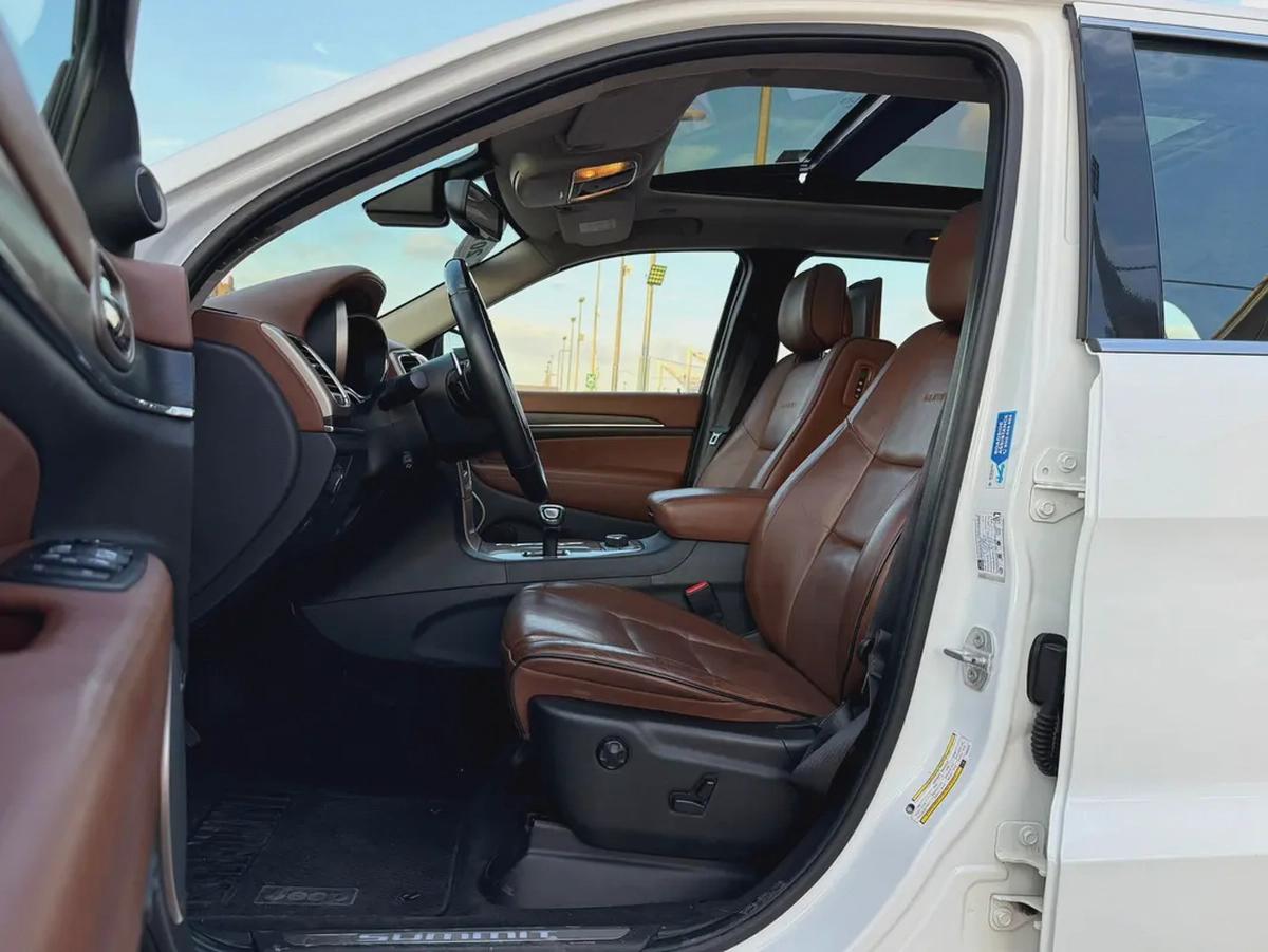 Jeep Grand Cherokee, 2015 GCC specs, full option, no accidents.-8-8