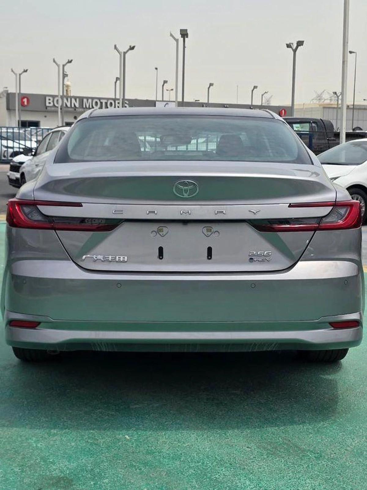 Toyota Camry GLE 2.5L Hybrid-2-2