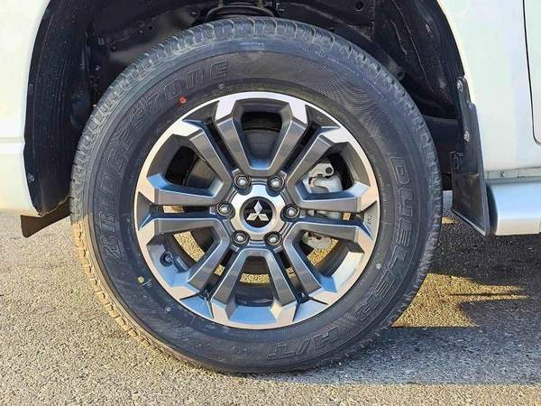 Mitsubishi L200 SPORTERO / 2.4L DIESEL / M/T / 4WD / SPECIAL OFFER / (CODE#68092)