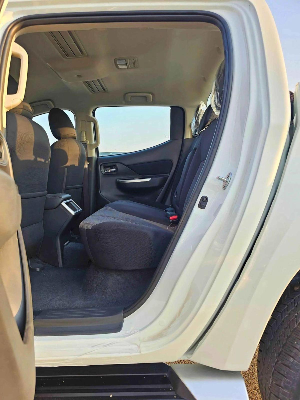 Mitsubishi L200 SPORTERO / 2.4L DIESEL / M/T / 4WD / SPECIAL OFFER / (CODE#68092)-7-7
