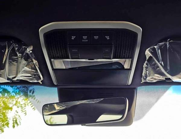 Toyota Land Cruiser VX /BIG DVD/JBL SPEAKERS / REAR ENTERTAINMENT DVD /MID OPTION (CODE#VX4MA)
