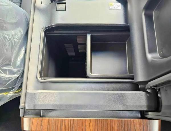 Toyota Land Cruiser VX /BIG DVD/JBL SPEAKERS / REAR ENTERTAINMENT DVD /MID OPTION (CODE#VX4MA)