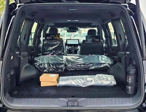 Toyota Land Cruiser VX /BIG DVD/JBL SPEAKERS / REAR ENTERTAINMENT DVD /MID OPTION (CODE#VX4MA)