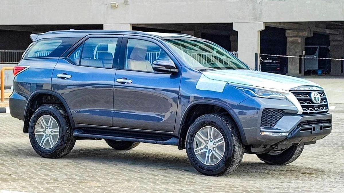 Toyota Fortuner FORTUNER SR5 2.7L V4 PETROL mid options-0-0