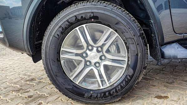 Toyota Fortuner FORTUNER SR5 2.7L V4 PETROL mid options