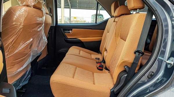 Toyota Fortuner FORTUNER SR5 2.7L V4 PETROL mid options
