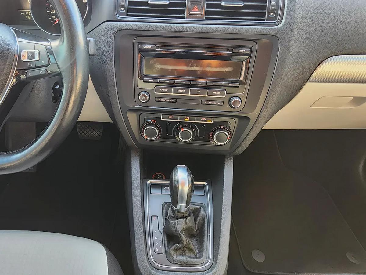 Volkswagen Jetta S V4 2.0L 2015 Model GCC Specs With Partial Service History In Perfect Condition-15-15