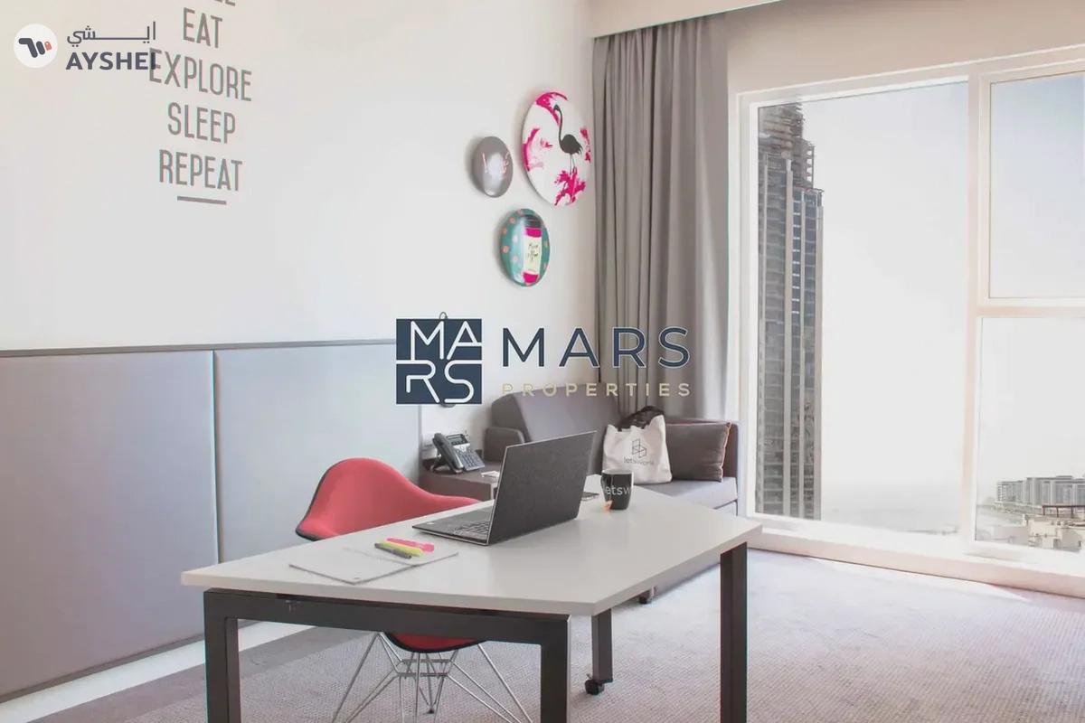 Three-bedroom apartment with a living room in Roof Home -1-1