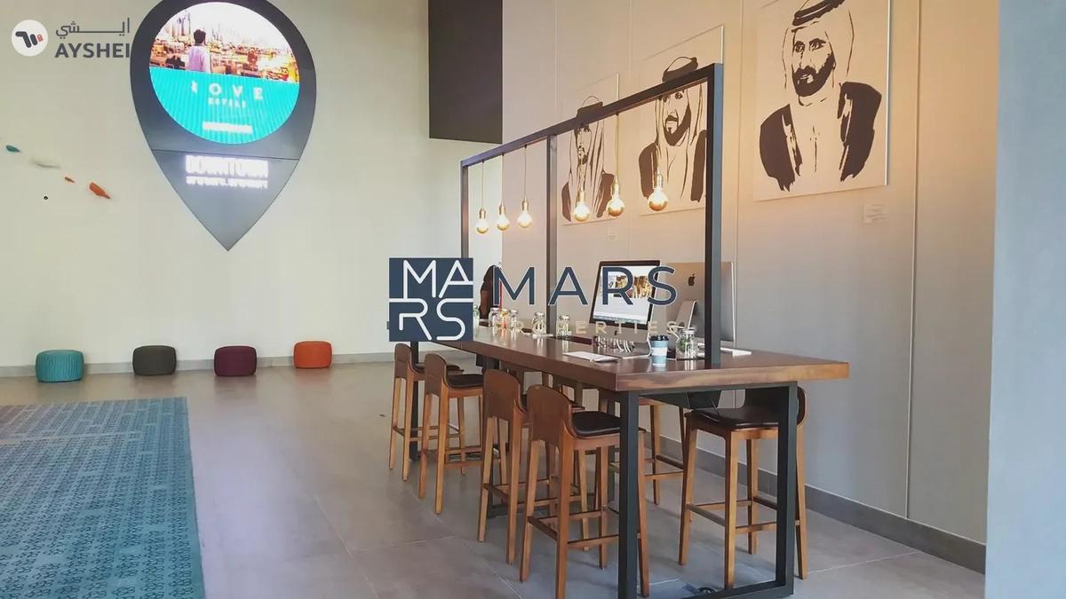 Three-bedroom apartment with a living room in Roof Home -8-8