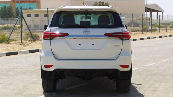 Toyota Fortuner TOYOTA FORTUNER 2.4L mid option AT