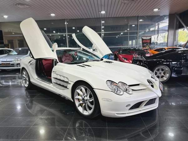 Mercedes -Benz SLR, Full Service History From Abudhabi Dealer, Amazing specs, must see to believe