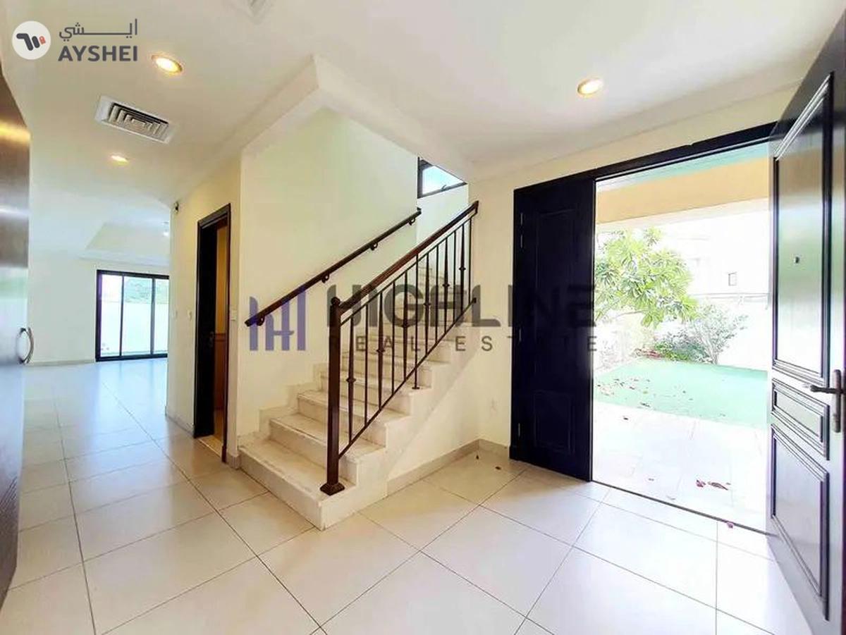 Elegant 5-Bedroom Spanish Villa with Timeless Charm-11-11