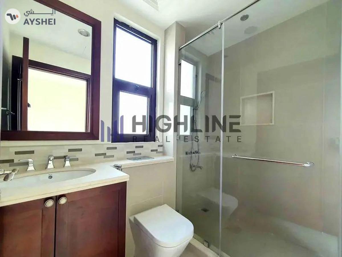 Elegant 5-Bedroom Spanish Villa with Timeless Charm-14-14