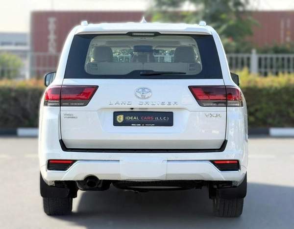 TOYOTA LAND CRUISER VX. R TWIN TURBO | GCC SPECS | YEAR: 2022 | KMS: 142,000 | FULL-SERVICE HISTORY FROM AL FUTTAIM