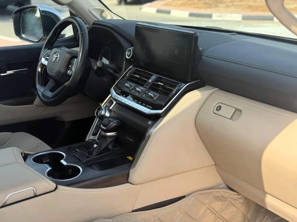 TOYOTA LAND CRUISER VX. R TWIN TURBO | GCC SPECS | YEAR: 2022 | KMS: 142,000 | FULL-SERVICE HISTORY FROM AL FUTTAIM