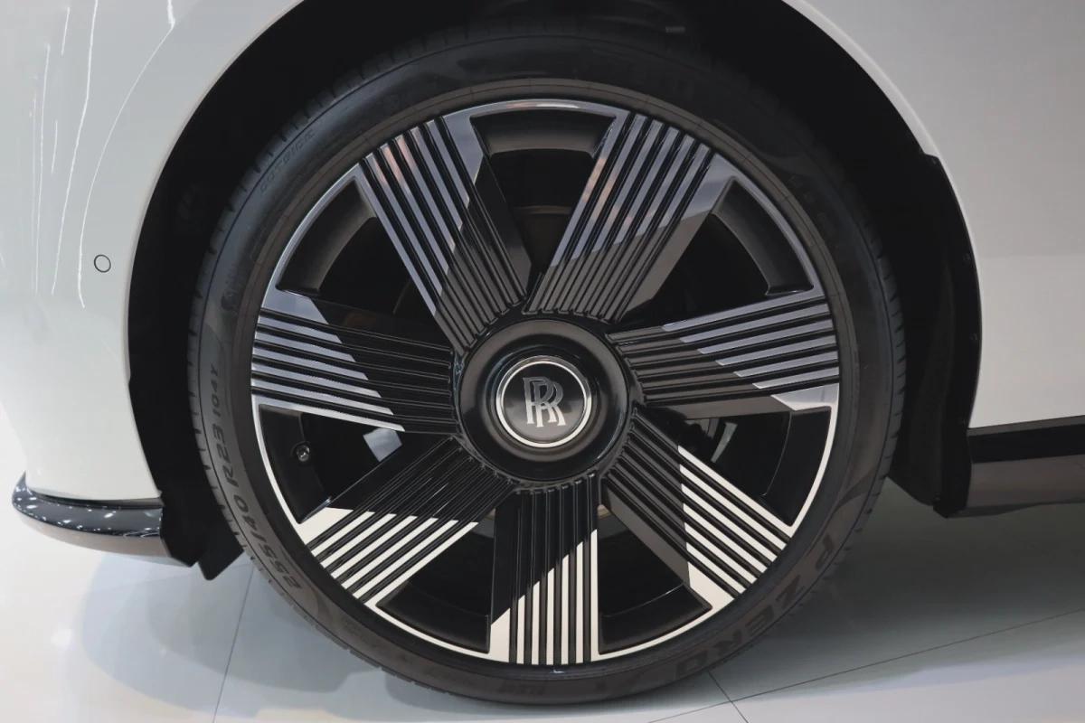 Rolls-Royce Spectre-4-4