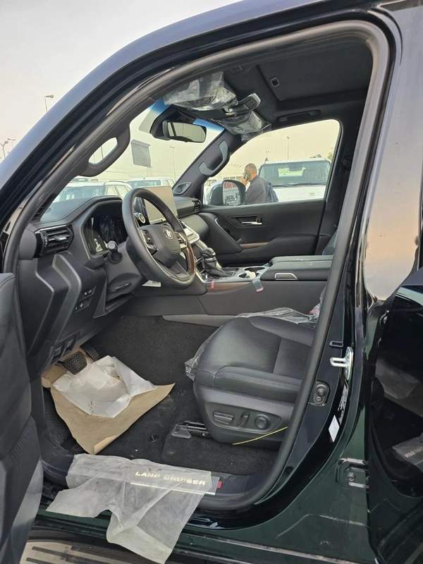 Toyota Land Cruiser VXR 4.0L 2026 MODEL FULL OPTION
