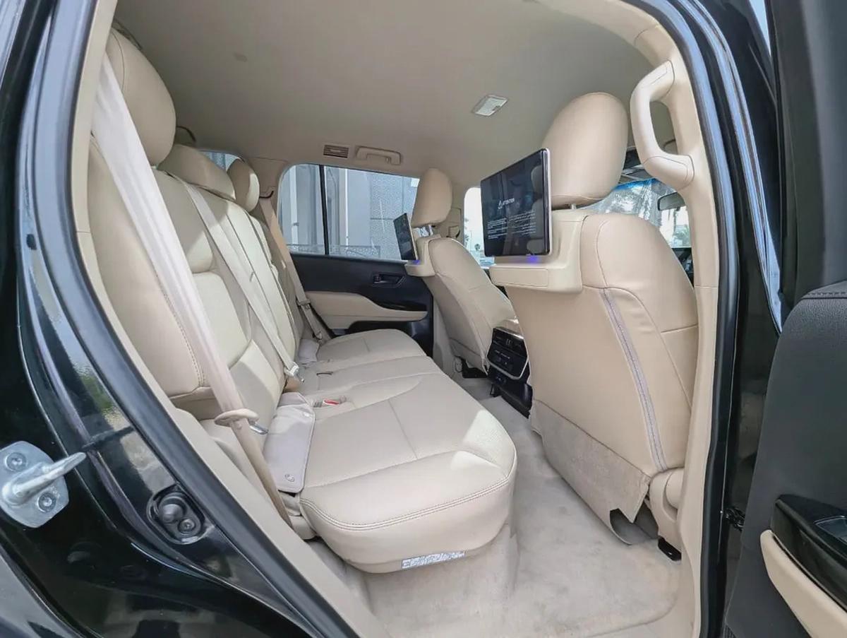 Toyota Land Cruiser GXR 2022 - GCC Specs - Excellent Condition-3-3
