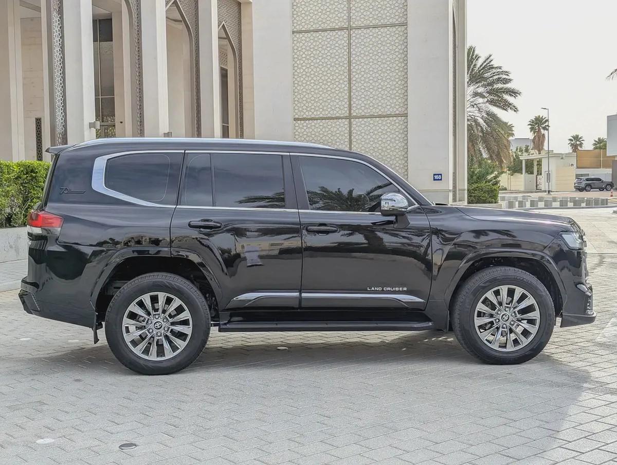 Toyota Land Cruiser GXR 2022 - GCC Specs - Excellent Condition-18-18