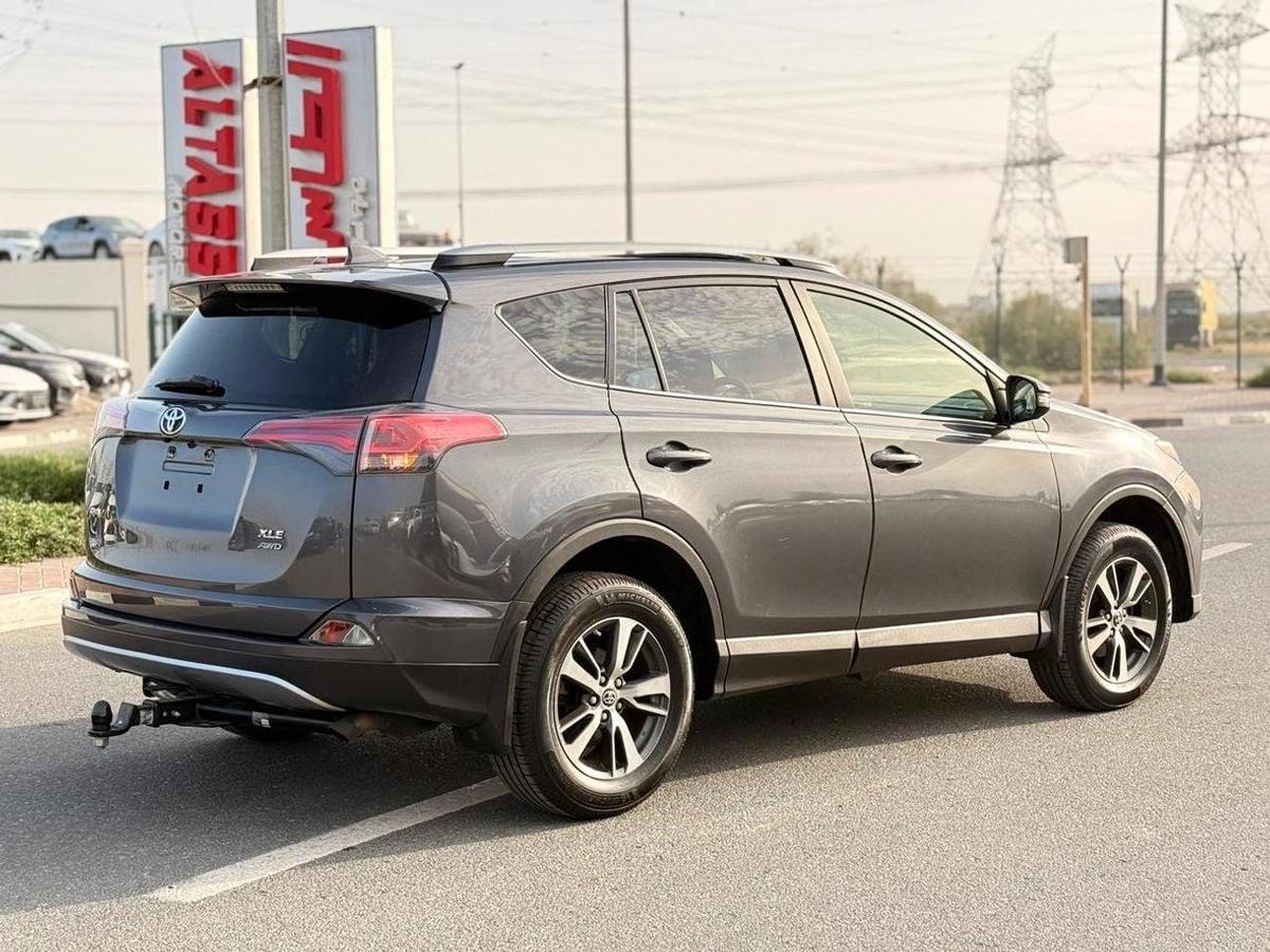 Toyota RAV4 XLE // sunroof,, leather seats// full option 2018-2-2