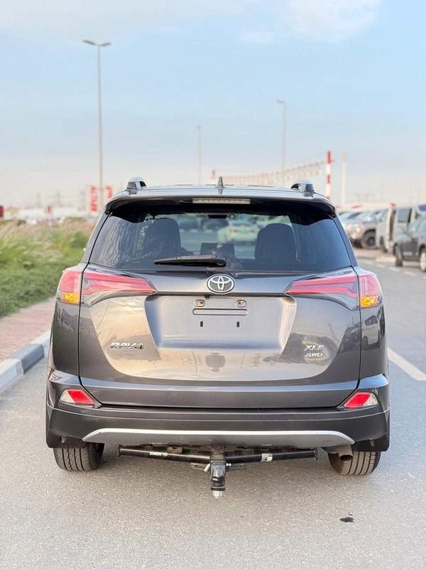 Toyota RAV4 XLE // sunroof,, leather seats// full option 2018