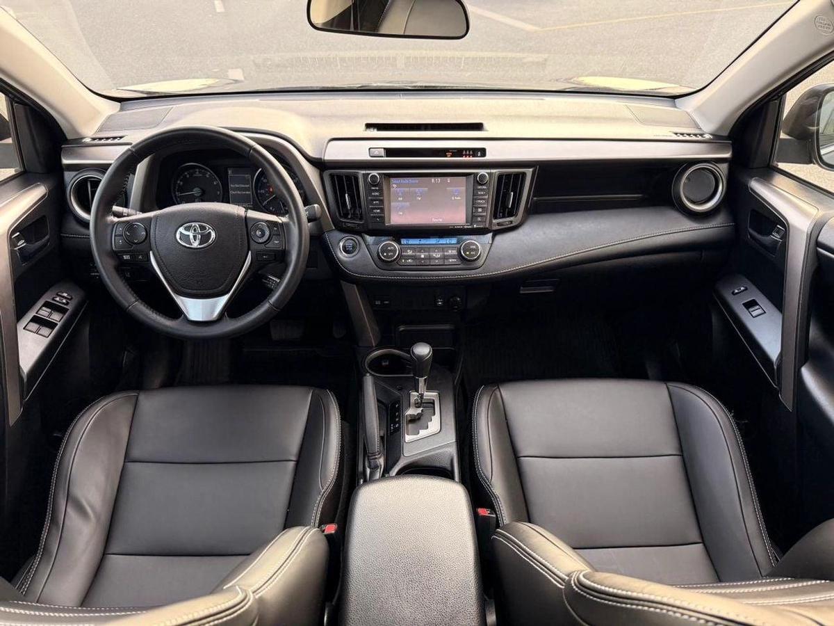 Toyota RAV4 XLE // sunroof,, leather seats// full option 2018-4-4